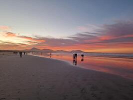 Sonnenuntergang auf Famara Strand auf Lanzarote Insel foto