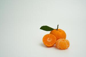 Kopieren Raum von isoliert frisch Hälfte und ganze Orange Obst auf Weiß Hintergrund foto