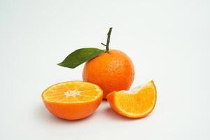 Gruppe von Orange Obst besteht von ganz, Stück und Hälfte Orange isoliert auf Weiß Hintergrund foto