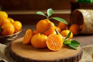 frisch Orange Obst schließen oben Schuss. filmisch Stil, dunkel Stimmung Fotografie. Orange Obst auf das Schneiden Tafel foto