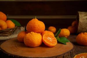 frisch Orange Obst schließen oben Schuss. filmisch Stil, dunkel Stimmung Fotografie. Orange Obst auf das Schneiden Tafel foto