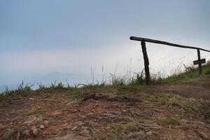 Landschaft Aussicht von Boden ist auf das Kante von ein Cliff und Dort ist ein hölzern Zaun zum Schutz. beim phu langka Phayao Provinz von Thailand. foto