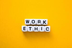 Arbeit Ethik Wörter auf Gelb Hintergrund. foto