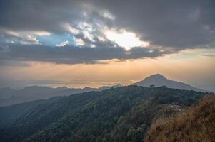 schön Berg Angebot und Sonnenuntergang auf khao san nein Wu kanchanaburi.khao san nein Wu ist das höchste Berg im khao laem National Park. es ist 1767 Meter über Meer eben. foto