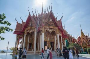 kanchanaburi.thailand-16.1.2022 unbekannt Menschen beim wat tham vers Tiger Höhle Tempel kanchanaburi.an 18 Meter groß Buddha gebaut im 1973 ist das Fokus von diese sehr bekannt Tempel auf ein Hügel. foto