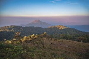 schön Sonnenaufgang auf khao san nein Wu kanchanaburi.khao san nein Wu ist das höchste Berg im khao laem National Park. es ist 1767 Meter über Meer eben. foto