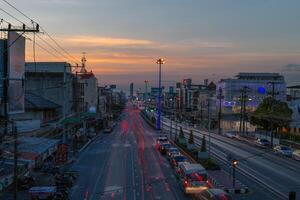 Rayong, Thailand, 2023 - - Abend der Verkehr im Rayong Provinz foto