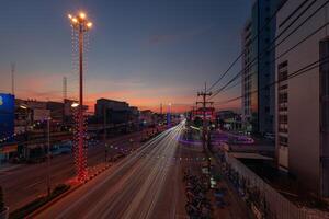 Rayong, Thailand, 2023 - - Abend der Verkehr im Rayong Provinz foto