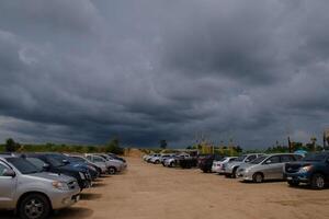 Nakornratchasrima, Thailand, 2020 - - viele Autos wurden geparkt auf das Schmutz viel. foto