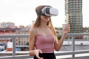 erstaunt jung schön Mädchen mit Neu vr Technologie foto