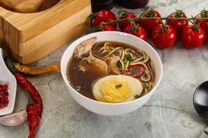 japanisch Miso Suppe mit Hähnchen foto