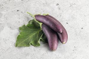 roh reif organisch Aubergine mit Blatt foto