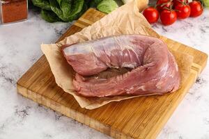 ungekocht roh Schweinefleisch Filet mit Gewürze foto