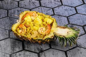 thailändisch Küche - - Reis mit Garnele im Ananas foto