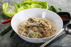 Vietnamesisch traditionell Suppe pho bo mit Rindfleisch foto