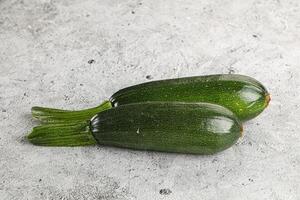 geschnitten roh jung Grün Zucchini foto