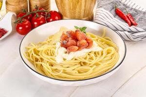 Pasta Spaghetti mit Lachs und Stracciatella foto