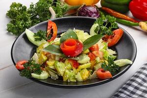 Vegetarier Grün Avocado Salat mit Basilikum foto