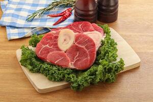 rohes Ossobuco-Rindfleisch zum Kochen foto