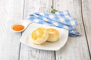 gebackener Käsekuchen mit Fruchtmarmelade foto