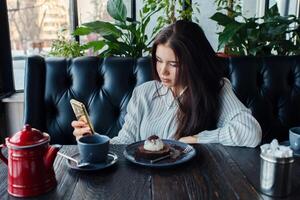 jung glücklich weiblich lesen gut Nachrichten auf ihr Handy, Mobiltelefon Telefon foto