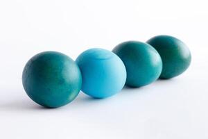 Reihe von Ombre Blau Ostern Eier isoliert auf Weiß Hintergrund foto