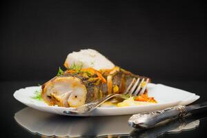 Fisch gebacken mit Gewürze und Gemüse im das Ofen. foto