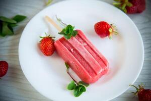 gekocht hausgemacht Erdbeere Eis Sahne auf ein Stock foto