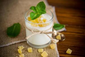 Süss hausgemacht Joghurt mit kandiert Früchte im ein Glas foto