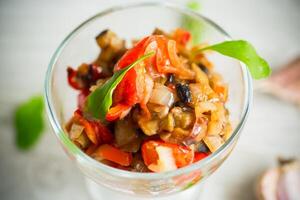 gebraten Auberginen mit Pfeffer, Tomaten, Zwiebeln und Knoblauch foto