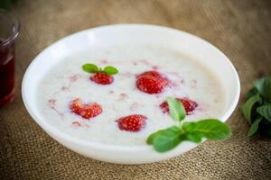 Süss Milch Haferflocken mit Erdbeeren im ein Teller foto