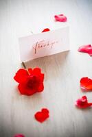 Strauß von schön rot Rosen im ein Korb auf Tabelle foto