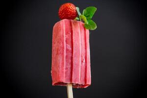gekocht hausgemacht Erdbeere Eis Sahne auf ein Stock foto