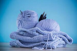 einstellen zum Hand Stricken, Blau Garn, Stricken Nadeln. foto