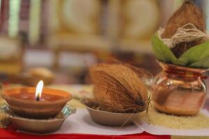 indisch Rituale auf ein verheißungsvoll Tag zu ausführen pooja durch Platzierung Kokosnuss auf klein Vase namens Kalash foto