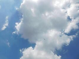 blauer Himmel und weiße Wolken foto