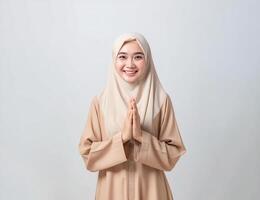 ai generiert asiatisch Muslim Dame tragen Muslim Kleid und Hijab stellen ihr Hand zusammen foto