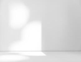 Hintergrund Weiß Mauer Studio mit Schatten Blätter, Licht auf glatt Oberfläche Textur, leer Weiß Küche Zimmer mit Sonnenlicht Betrachtung auf Tabelle oben Bar, Hintergrund zum kosmetisch Produkt Geschenk foto