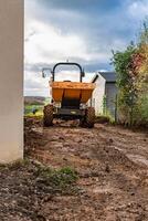 Dump LKW zu Transport Kies zu ein Erdbewegung Seite? ˅ foto