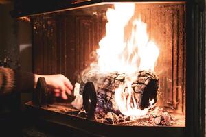 Log von Holz Verbrennung im ein Kamin Innerhalb ein Haus, Feuerstelle foto