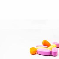 Medizin sortiert Tabletten Kapseln zum Frauen isoliert auf Weiß Hintergrund foto