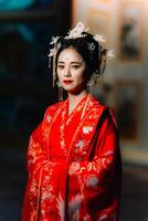 Frau Kleid China Neu Jahr. Porträt von ein Frau. Person im traditionell Kostüm. Frau im traditionell Kostüm. schön jung Frau im ein hell rot Kleid und ein Krone von Chinesisch Königin posieren. foto