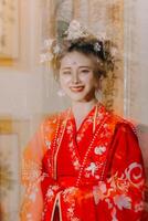 Frau Kleid China Neu Jahr. Porträt von ein Frau. Person im traditionell Kostüm. Frau im traditionell Kostüm. schön jung Frau im ein hell rot Kleid und ein Krone von Chinesisch Königin posieren. foto