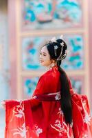 Frau Kleid China Neu Jahr. Porträt von ein Frau. Person im traditionell Kostüm. Frau im traditionell Kostüm. schön jung Frau im ein hell rot Kleid und ein Krone von Chinesisch Königin posieren. foto