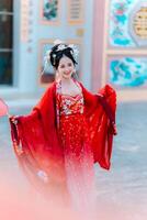 Frau Kleid China Neu Jahr. Porträt von ein Frau. Person im traditionell Kostüm. Frau im traditionell Kostüm. schön jung Frau im ein hell rot Kleid und ein Krone von Chinesisch Königin posieren. foto