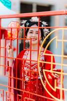 Frau Kleid China Neu Jahr. Porträt von ein Frau. Person im traditionell Kostüm. Frau im traditionell Kostüm. schön jung Frau im ein hell rot Kleid und ein Krone von Chinesisch Königin posieren. foto