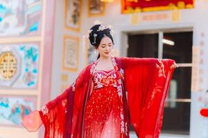 Frau Kleid China Neu Jahr. Porträt von ein Frau. Person im traditionell Kostüm. Frau im traditionell Kostüm. schön jung Frau im ein hell rot Kleid und ein Krone von Chinesisch Königin posieren. foto