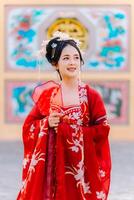 Frau Kleid China Neu Jahr. Porträt von ein Frau. Person im traditionell Kostüm. Frau im traditionell Kostüm. schön jung Frau im ein hell rot Kleid und ein Krone von Chinesisch Königin posieren. foto