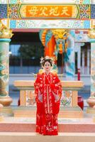 Frau Kleid China Neu Jahr. Porträt von ein Frau. Person im traditionell Kostüm. Frau im traditionell Kostüm. schön jung Frau im ein hell rot Kleid und ein Krone von Chinesisch Königin posieren. foto