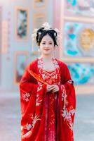 Frau Kleid China Neu Jahr. Porträt von ein Frau. Person im traditionell Kostüm. Frau im traditionell Kostüm. schön jung Frau im ein hell rot Kleid und ein Krone von Chinesisch Königin posieren. foto